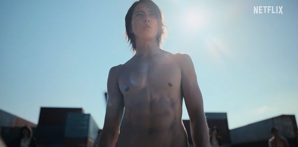 山下智久|《今际2》山下智久「真的全脱」画面曝光!山崎贤人、土屋太凤水中暧昧