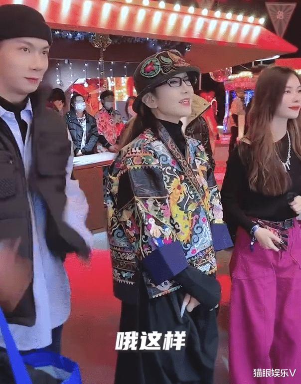 杨丽萍|65岁杨丽萍跨年生图曝光，打扮年轻状态极佳，身材纤瘦宛如少女