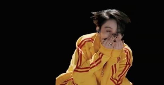 张馨予|张馨予送别探班老公，蹲马路边嗦粉，不顾形象，动作豪迈接地气