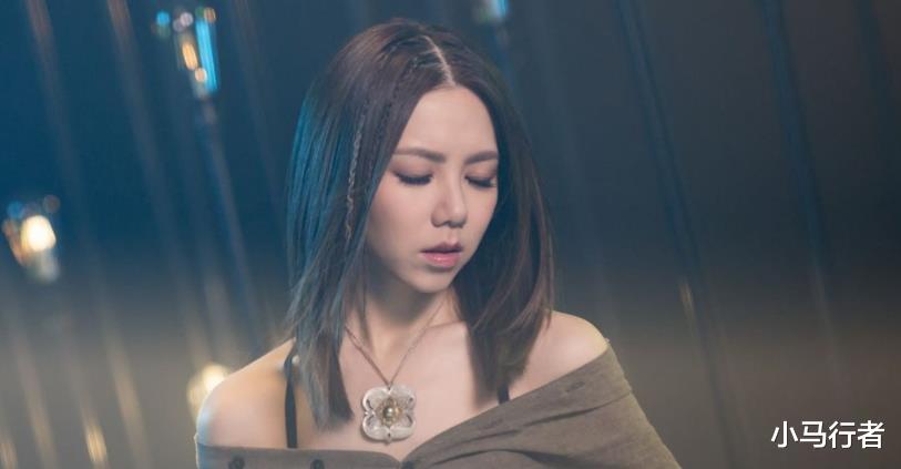 邓紫棋|明星突然内急怎么办，杨颖躲在草丛中方便，邓紫棋在盆子里解决