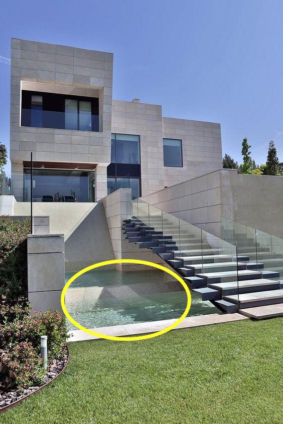 懂生活的人会把庭院错层设计,砌楼梯花坛下面养鱼,入户水景潺潺