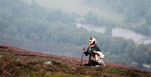 英国王室发布一张从未见过的女王照片，充满象征意义