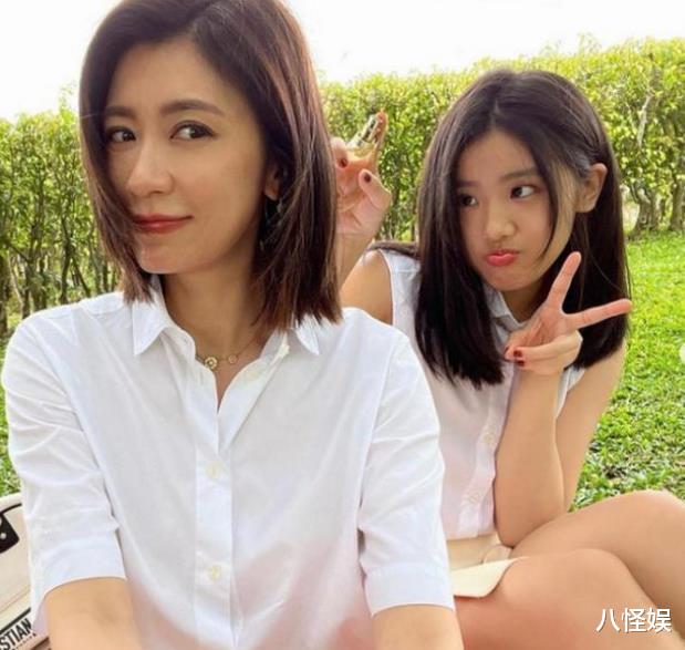 梧桐妹|贾静雯大女儿与同学聚会，16岁梧桐妹染黄发穿露背装，太过成熟