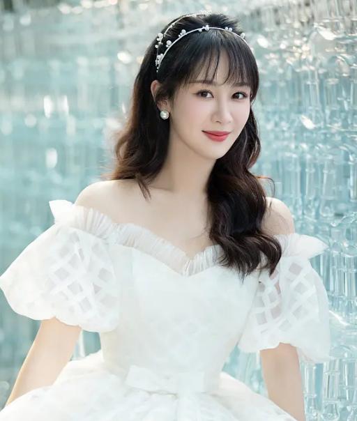 杨紫|杨紫清纯人设被打脸？聚餐醉酒严重瘫助理怀中，网友：酒瘾不小