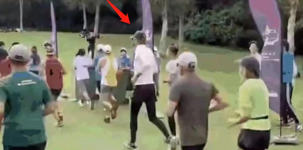 周润发|67岁周润发参加越野跑!男子组倒数第5,身高1米8很抢眼