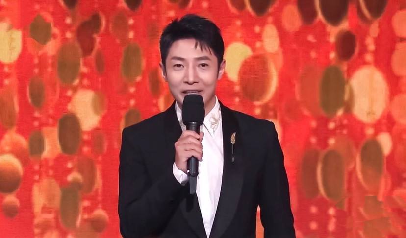 明星|撒贝宁到场2023央视春晚彩排，“天价”手机壳亮相