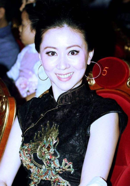 她因“人体模特”与丈夫离婚,被父亲冷战,今46岁孤身一人!