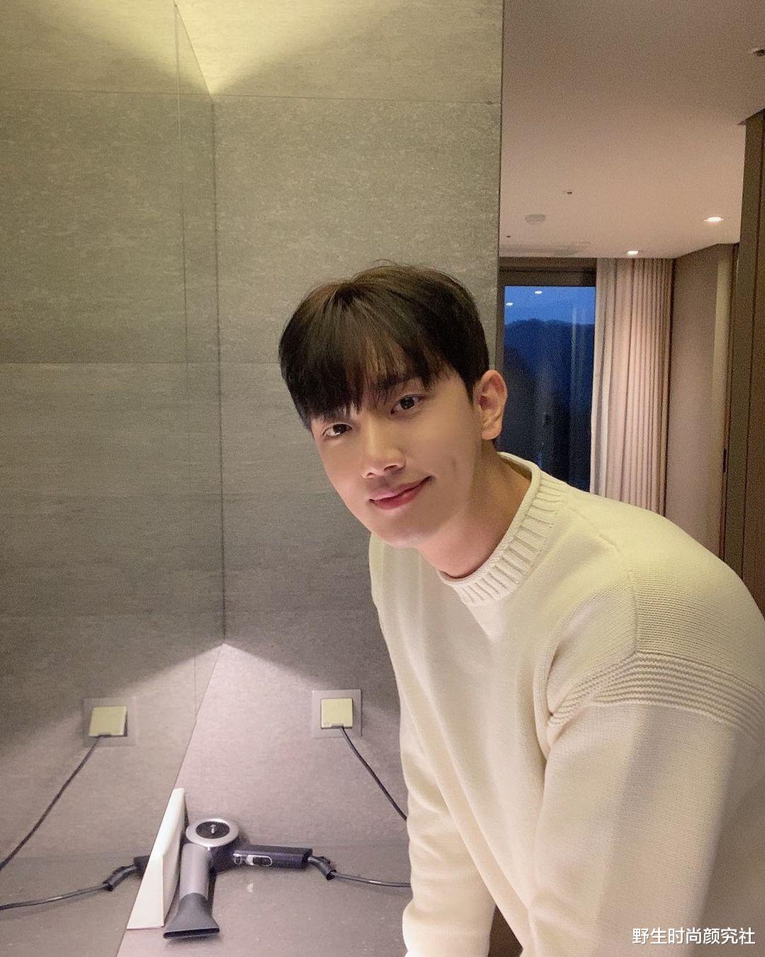 帅哥|男明星可以照他的身材“卷”起来吗？