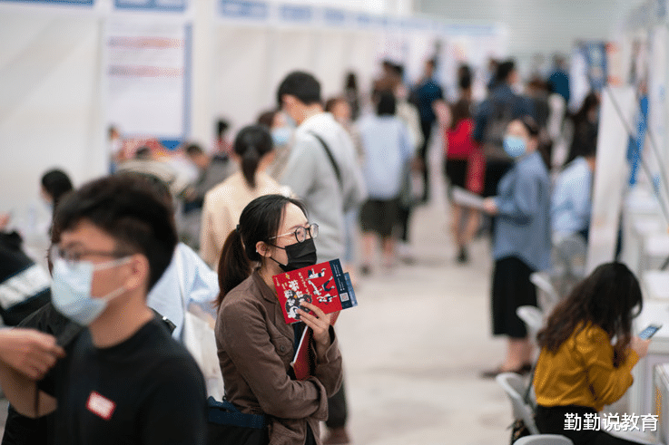 泰州|985毕业生月薪4000引争议，不料入职后又降30%，关键还有看笑话的