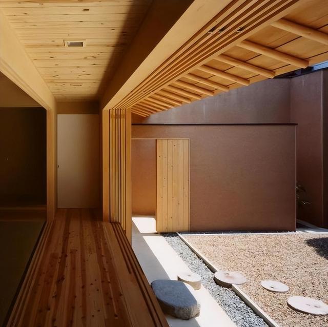 独门独户自建房,门廊地面围一排碎石子,方便排水,也能种花种菜