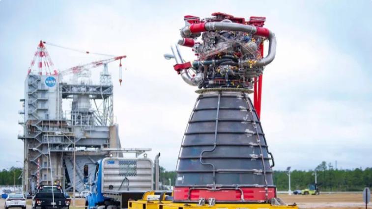 美国宇航局在未来月球任务之前测试升级的巨型火箭发动机