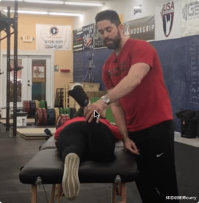 臀部|深蹲时臀部向一侧偏移是怎么回事?如何解决这个问题?