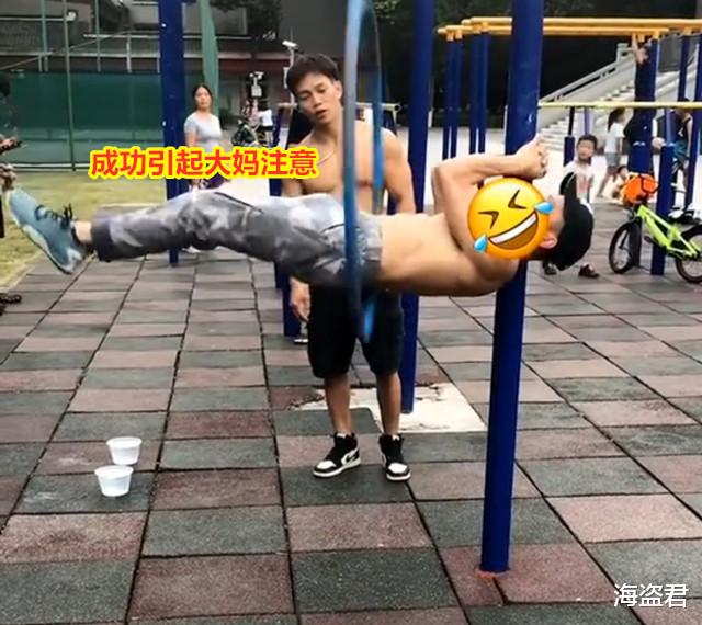 男子公园横着身体转呼啦圈,一挺一挺力道十足,大妈看得目不转睛