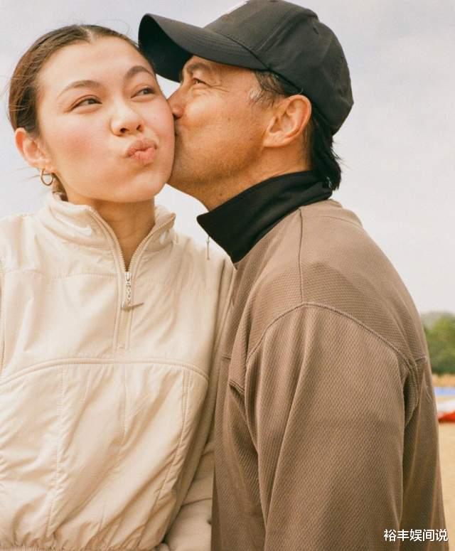 王敏德|王敏德大女儿与妻子秀恩爱!甜蜜揽腰咬耳朵,9月在美国举行婚礼