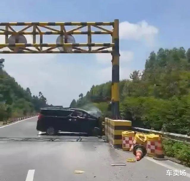雷克萨斯LM之后,一辆卡罗拉双擎碰撞后车门无法打开