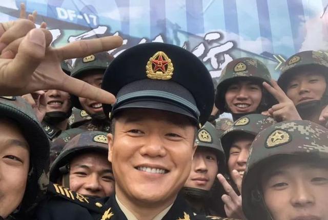 退休|《号手就位》中，一级军士长郎班长退休后，享受什么待遇？