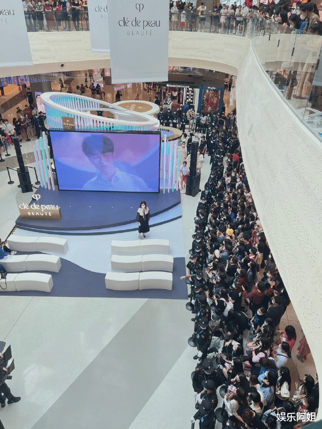 街拍|蔡徐坤出席活动人气旺！出动上百安保人员，这阵仗有点大