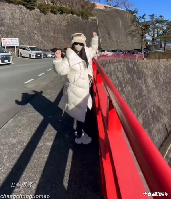 范冰冰|女星范冰冰罕见露面, “全副武装”在路边跳舞，欢庆圣诞心情好