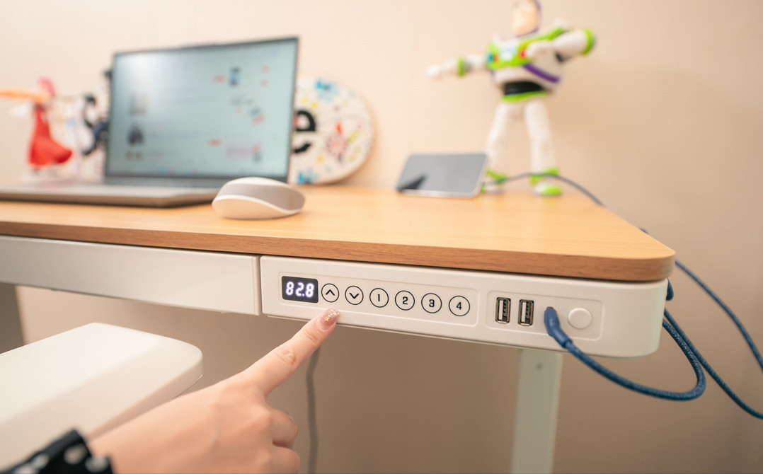 女生自己也能安装的升降桌！最高可升至121cm，FS电动升降桌FE5M使用心得~