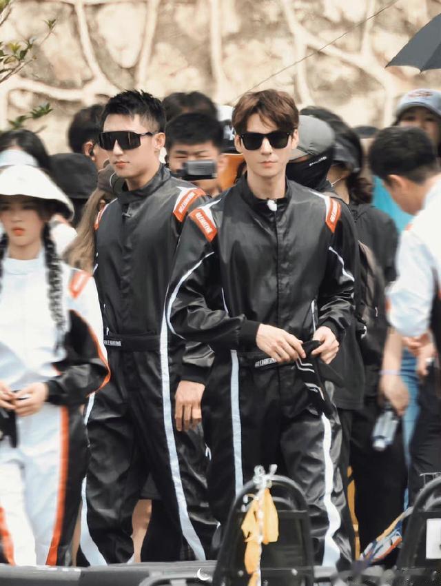 龚俊|把持不住了!龚俊黄景瑜同框 穿赛车服潇洒帅酷