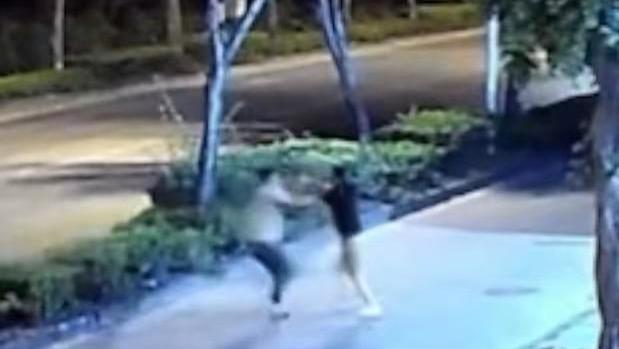 女子路边遭男子殴打，其女在旁求救！汕头警方称已抓获打人者