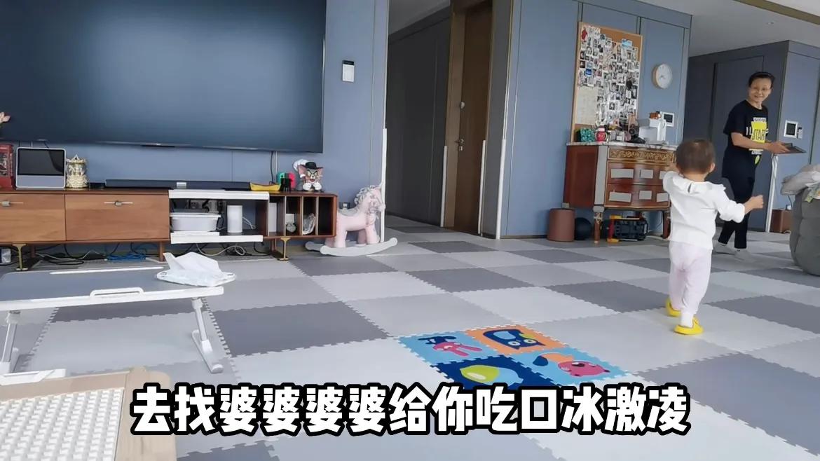 街拍|苗苗晒一家三口幸福日常，陪女儿玩耍超欢乐，挺孕肚小跑身轻如燕