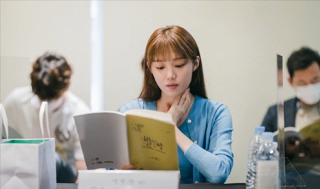 李圣经|《流星》公开围读剧本照，金永大合作李圣经，男帅女美