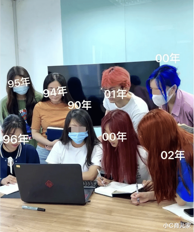 90后|网友晒私企工作照,完美诠释00后与90后的区别,80后看完沉默了