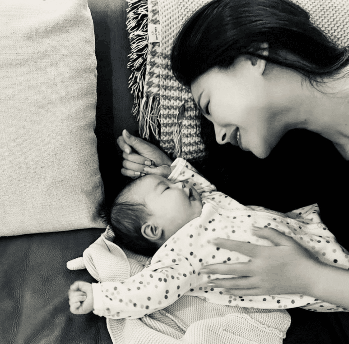 朱珠|朱珠半岁女儿近照曝光，颜值高镜头感十足，被爸爸轻托下巴超有爱