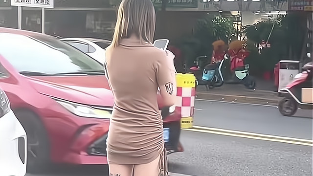 女子过马路，腿上纹身引围观：左恭喜，又发财