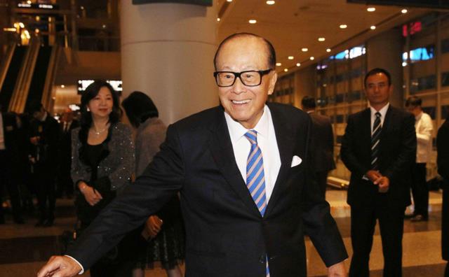 何鸿燊|李嘉诚94岁还步履矫健，当年的何鸿燊却已坐轮椅，关键在克制欲望