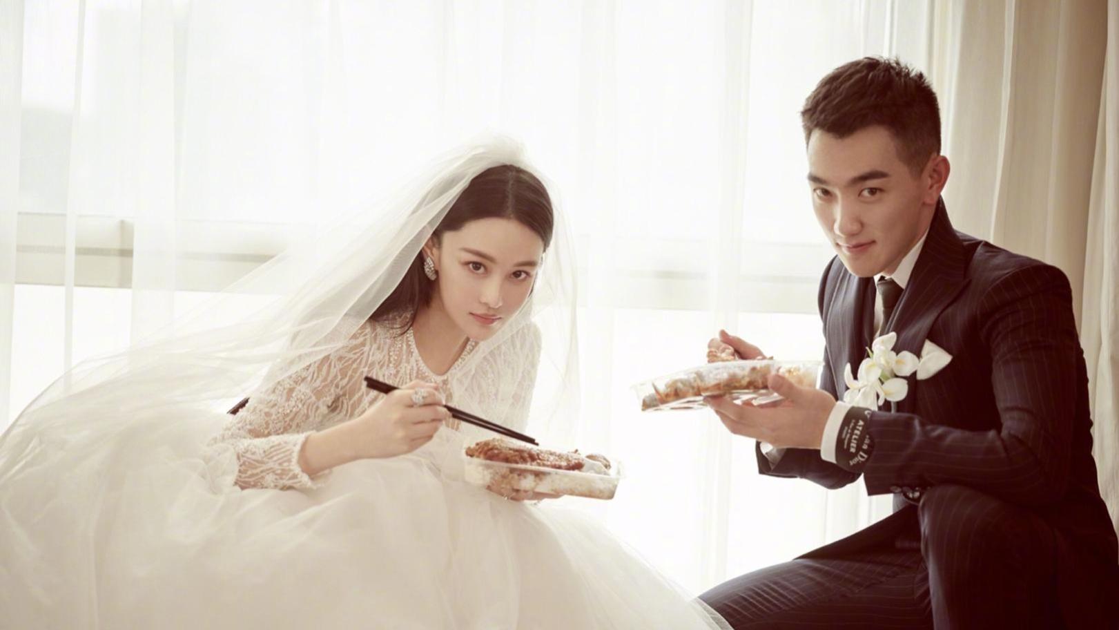 张馨予|张馨予，素颜蹲在路边，吃面条好接地气，自称在吃夜排档