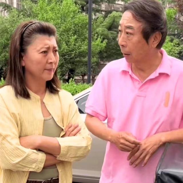 牛莉|远看颜值逆天，实则鼻尖脸僵肿成发面馒头，喜剧女星也沉迷变脸！