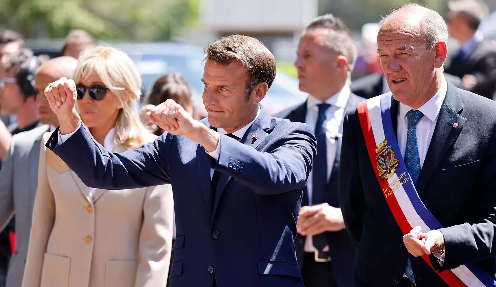 跑步 布里吉特度假归来后营业！换了发型挽着马克龙太甜，米色套装霸气