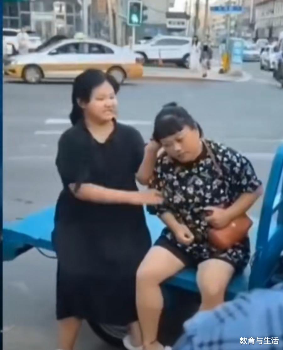 女孩向母亲要零花钱出去玩被拒当街对母亲施暴,被路人拳打脚踢教训