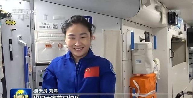 神舟十四号返回,宇航员面部肿胀,被抬上“救护车”?怎么回事?