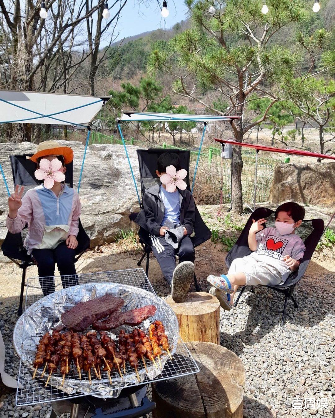 蔡琳|蔡琳带儿子郊外野餐，4岁儿子下水捕鱼，前夫高梓淇忙着带货！