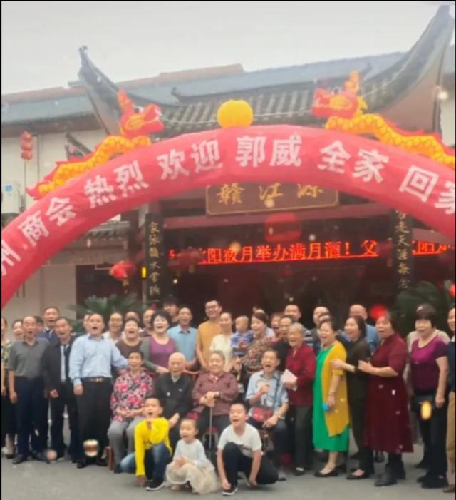 奇奇|熊磊发年轻时相片,楷楷愁眉苦脸,奇奇在麦子地,田姥爷晒团聚照