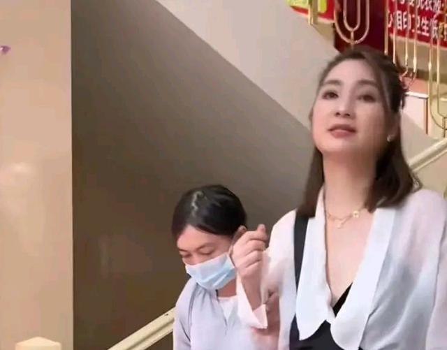 洪欣|51岁洪欣县城街头商演!出场费高达60万,身材圆润显福气