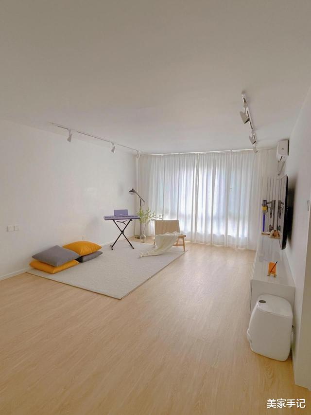 坚持断舍离的二胎妈妈,不买沙发茶几,将96㎡小家装修得“空无一物”,太漂亮了