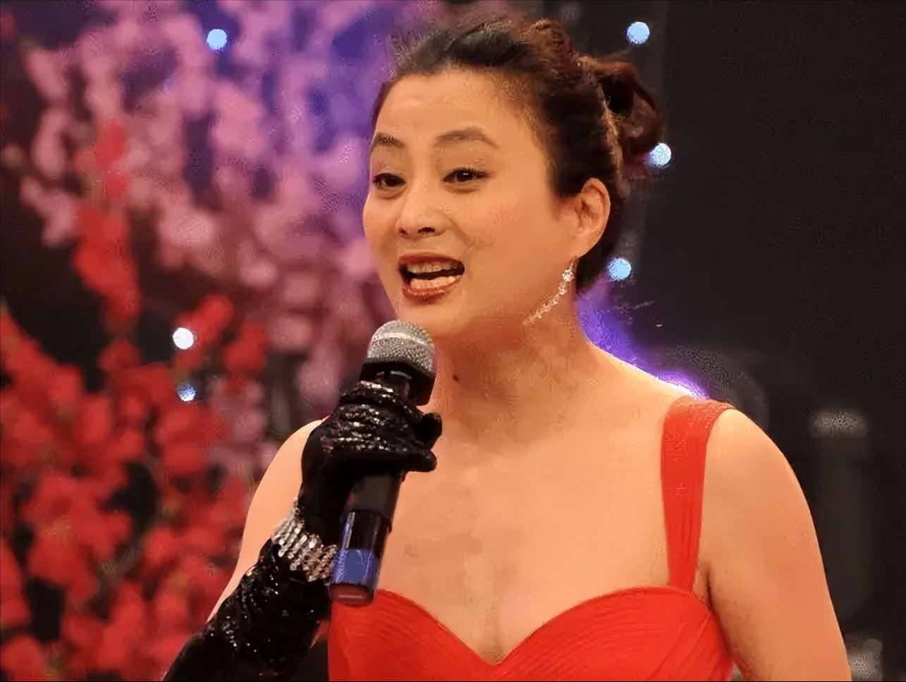 刘亦菲|李玲玉唱着“甜歌”,过着 咸苦人生,因离婚抑郁,嫁老外分居11年