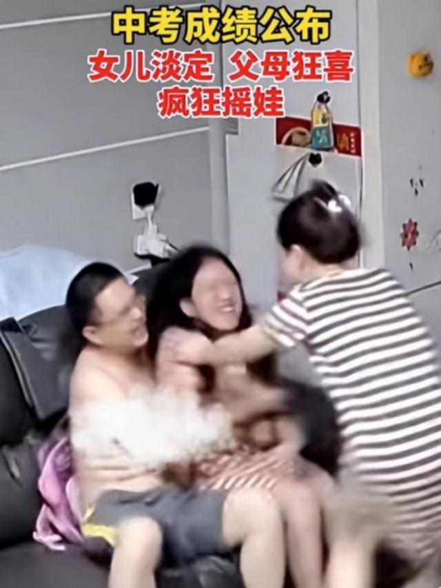 考试|淡定娃碰上兴奋爹妈,中考分数出来,孩子爸爸开启了“震动模式”