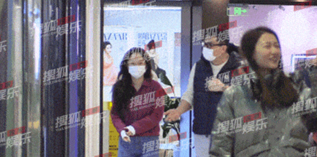 杜江|41岁霍思燕风波后独自带娃会友! 放弃事业回归家庭胖成水桶腰, 凭什么拿捏杜江?