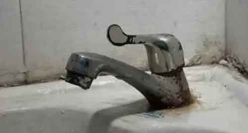 家里水龙头突然水流变小,原来是因为这样