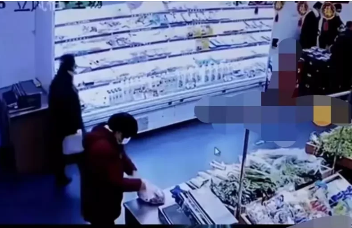 浙江,杭州。戴大妈买了排骨和肉沫装在同一个袋子里,结账时被认为是偷了肉