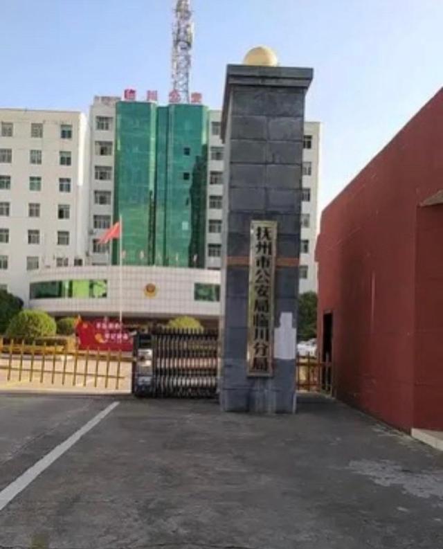 江西男孩当街被追杀,年仅13岁,其奶奶身受重伤,男孩妈妈是祸根