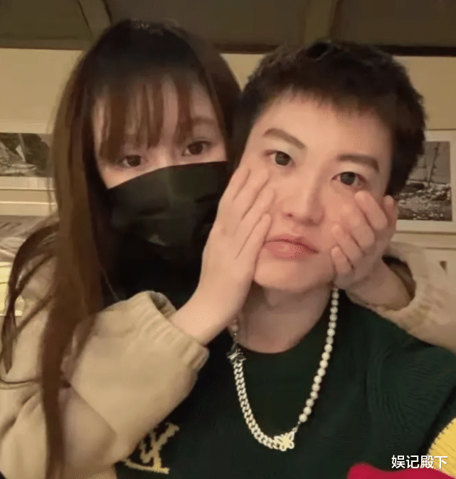 赵本山|赵本山闺女直播间哭诉,订婚半年男友被父亲赶走,目前已失联多日