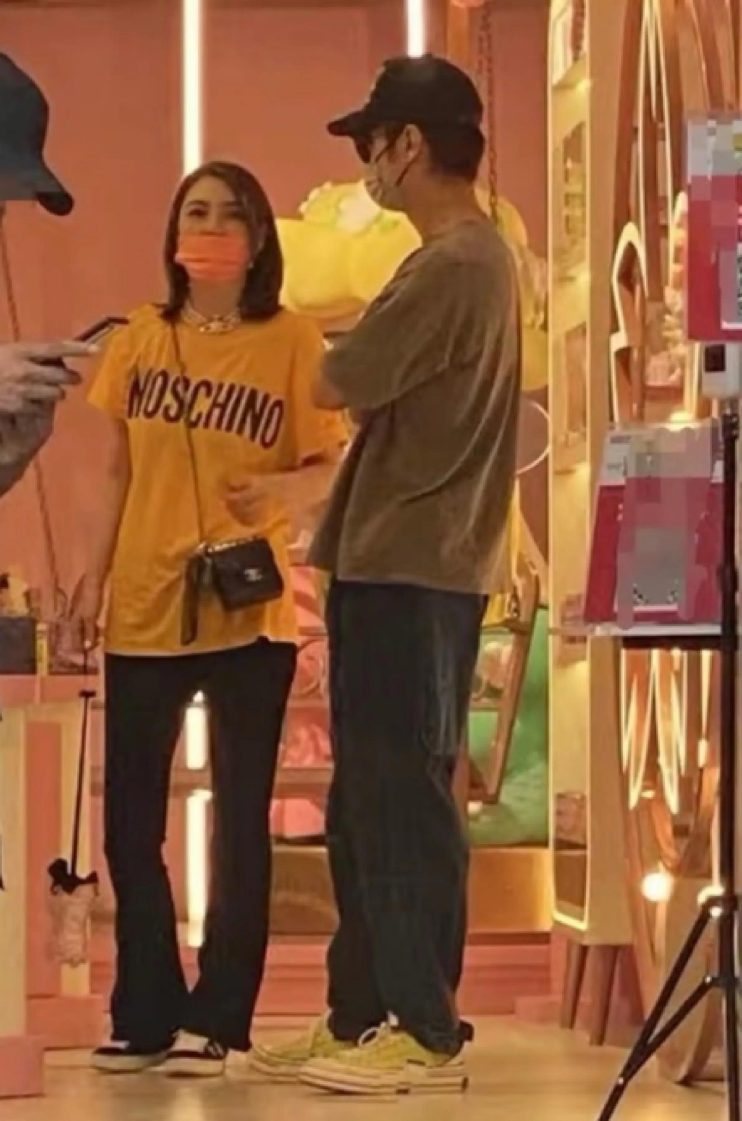 洪欣|洪欣张丹峰罕同框,带女儿逛街热聊不停,8岁彤彤长高到妈妈肩膀