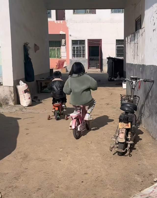 懒理质疑!田静晒儿女奇奇悦悦骑车视频,弟弟田舅做饭厨艺获认可