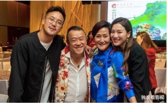 曾宝仪|曾志伟长女提前过50岁，戴着老花镜调侃像老妪，和男友17年不结婚